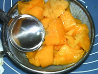 芒果椰蓉冰皮月饼,芒果取果肉，放在筛网上用勺碾压过滤