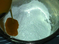 芒果椰蓉冰皮月饼,将三种粉倒入大碗，加入搅拌好的芒果泥