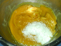 芒果椰蓉冰皮月饼,加入2大勺椰蓉，搅拌均匀
