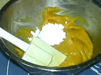 芒果椰蓉冰皮月饼,再加入2大勺糖粉，搅拌均匀