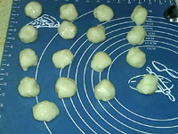 芒果椰蓉冰皮月饼,冰皮面团分割成18克一个的剂子