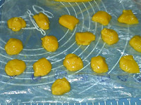 芒果椰蓉冰皮月饼,分割成12克一个的小块
