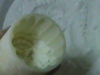 芒果椰蓉冰皮月饼,月饼模中装入少量熟糯米粉，摇晃均匀后倒出