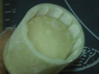 芒果椰蓉冰皮月饼,将做好的月饼坯放入模具中
