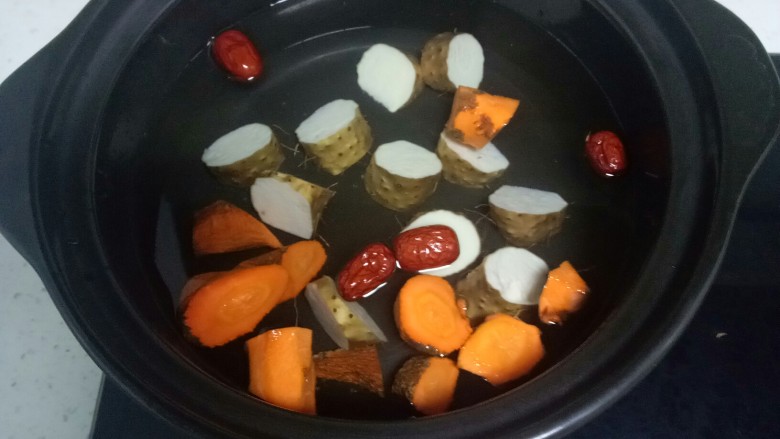 山药、胡萝卜大米粥,砂锅中放入适量水，放入胡萝卜、山药、红枣。