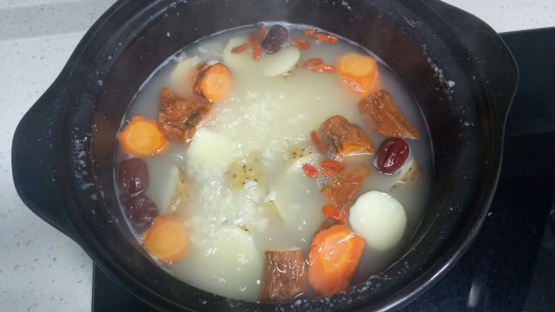 山药、胡萝卜大米粥,放入枸杞、葡萄干再煮10分钟。