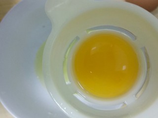 黄金炒米,取2个鸡蛋，蛋清漏下留蛋黄。