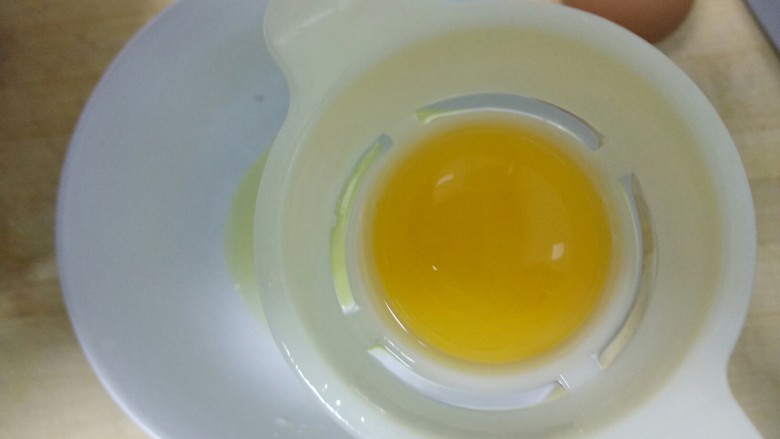 黄金炒米,取2个鸡蛋，蛋清漏下留蛋黄。