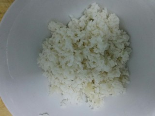 黄金炒米,隔夜米饭放入碗中。