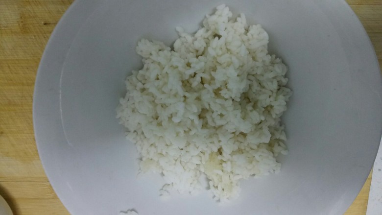 黄金炒米,隔夜米饭放入碗中。