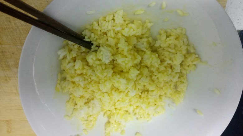 黄金炒米,加入蛋黄搅拌均匀。
