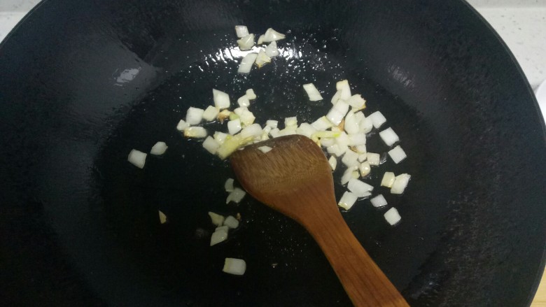 黄金炒米,锅中放入适量油，放入葱花小火炒香。