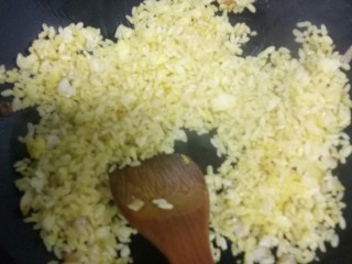黄金炒米,放入隔夜米饭搅拌均匀。