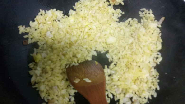 黄金炒米,放入隔夜米饭搅拌均匀。
