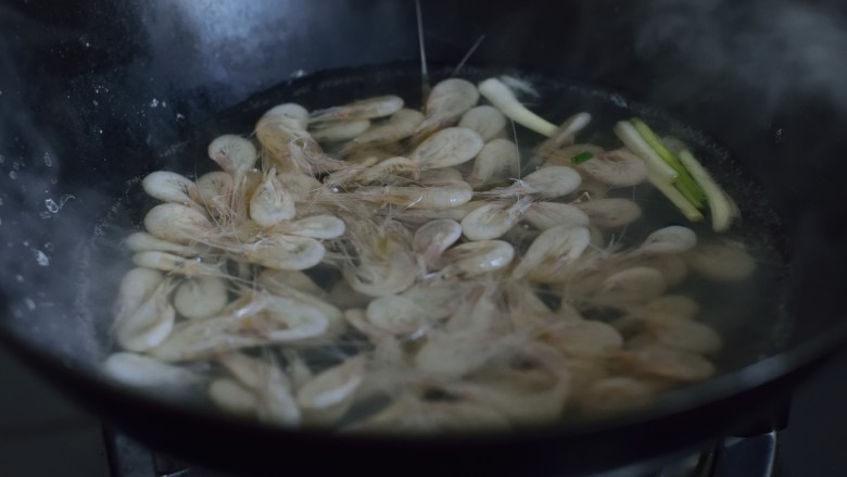 美极油淋虾,倒入白虾，焯至水再次沸腾。捞起沥干，倒在香菜上。