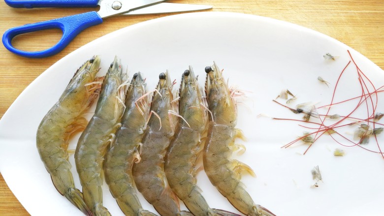 中西结合的黄油香煎孜然大虾,简单的处理一下，用厨房剪刀剪去虾须和虾枪，