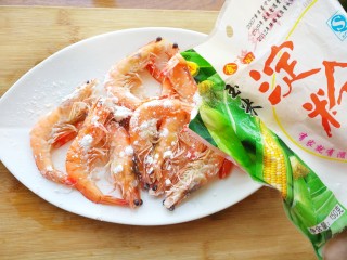 中西结合的黄油香煎孜然大虾,放入适量的玉米淀粉，拌匀备用，