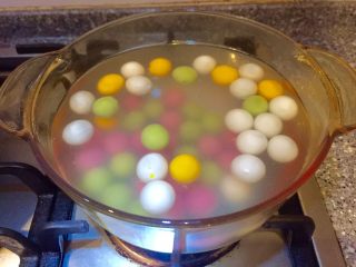 玫瑰蛋花炫彩小汤圆,锅开放入小汤圆。