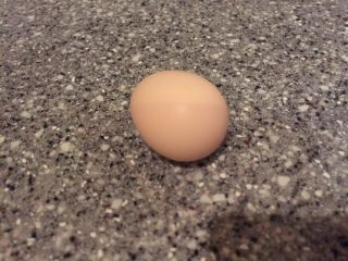 玫瑰蛋花炫彩小汤圆,准备一个鸡蛋。
