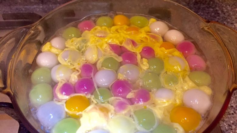 玫瑰蛋花炫彩小汤圆,鸡蛋打散，用筷子挡着，留一个小缝倒入锅中，不要马上搅拌。