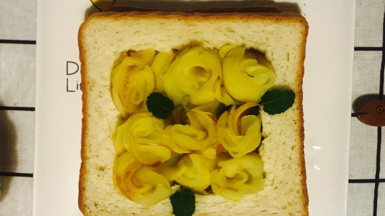 黄玫瑰土司,每8片重叠卷起成花朵
（早上匆忙忘记拍照）
依次放入凹槽内
薄荷叶点缀
