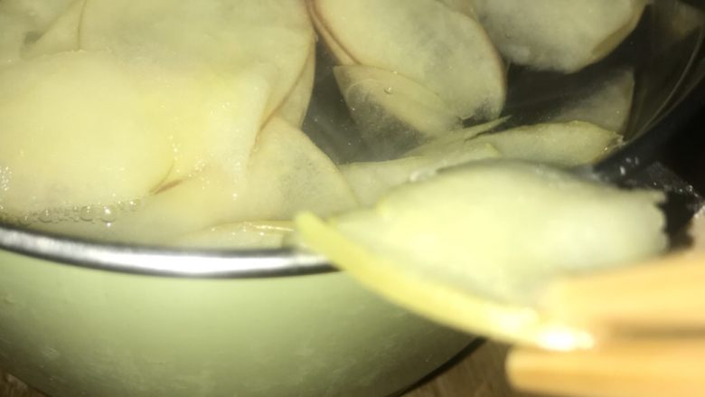 黄玫瑰土司,一勺白糖放入水中煮沸将苹果放入
滚一下即可
在锅边沥干水分
