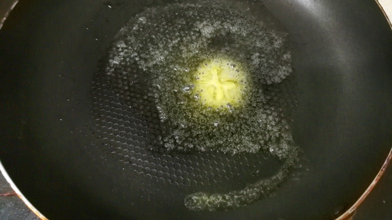 中西结合的黄油香煎孜然大虾,放入平底锅，小火加热融化，