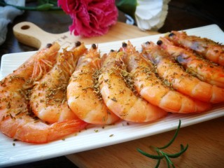 中西结合的黄油香煎孜然大虾,上餐桌，准备开吃吧！虾壳和虾头煎的焦焦的，也很好吃哒~
