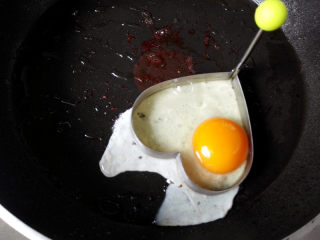 香煎牛排,把剩下的黄油放入锅中，化开后，放入煎蛋模具，鸡蛋打入其中，