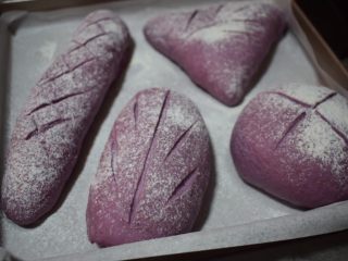 紫薯麻薯软欧,包好的面团进行二次发酵1.5倍大，用刀片划成自己喜欢的图案，筛入一些高粉