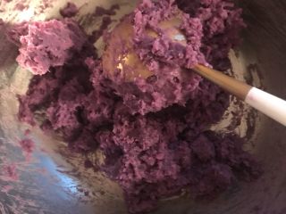 紫薯麻薯软欧,紫薯泥加入炼乳拌匀分成4等份备用