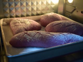 紫薯麻薯软欧,烤箱提前预热，中层150度烘烤45分钟