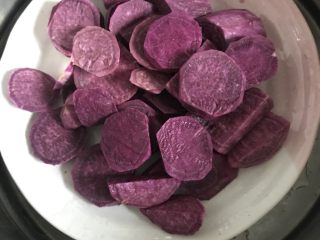 紫薯麻薯软欧,
紫薯去皮洗净切片蒸熟备用，面团部分除玉米油外，先放液体后放粉类放进厨师机揉成光滑面团