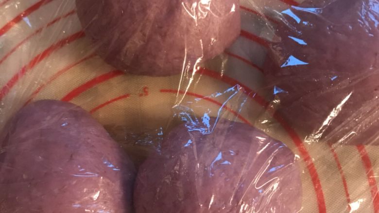 紫薯麻薯软欧,发酵好的面团排气分成4等份继续松弛20分钟