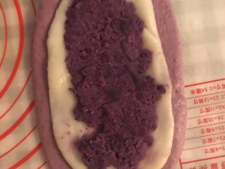 紫薯麻薯软欧,面团擀成喜欢的样子，麻薯要比面团小一点，紫薯要比麻薯小一点的放置方式卷起来，捏起来随便你喜欢。
