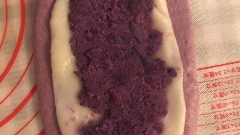 紫薯麻薯软欧,面团擀成喜欢的样子，麻薯要比面团小一点，紫薯要比麻薯小一点的放置方式卷起来，捏起来随便你喜欢。
