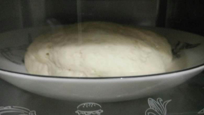 火腿肠芝士奶酪面包,放置温水锅里或温烤箱里发面至两倍大，取出再搓一搓（放气）