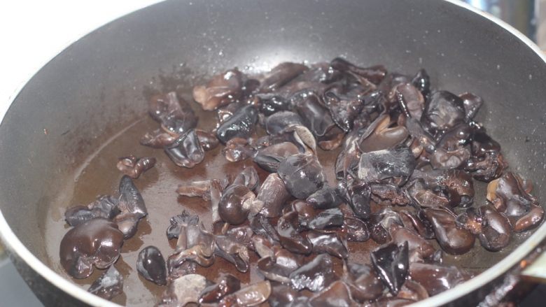 素食主义最爱的木耳炒荸荠,热锅凉油，油热后直接放泡好的木耳翻炒几下。