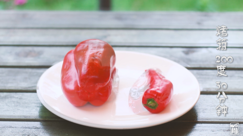 英奇拉达,红椒和甜椒放入烤箱200°C烤30分钟。