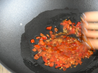 番茄+牛肉丸+豆腐，这绝对是你值得拥有的冬日滋补暖胃秘籍,倒入色拉油，放入剁椒炒香
