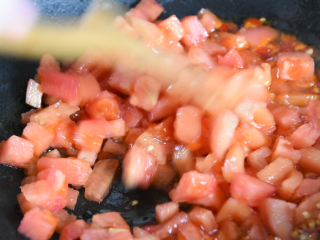 番茄+牛肉丸+豆腐，这绝对是你值得拥有的冬日滋补暖胃秘籍,倒入番茄丁将其炒软