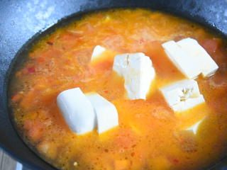 番茄+牛肉丸+豆腐，这绝对是你值得拥有的冬日滋补暖胃秘籍,炒软后倒入清水，下豆腐块