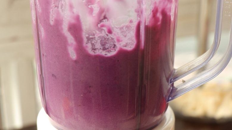 紫薯冻芝士,紫薯倒入料理机，加一些奶液，搅打成泥