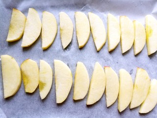 冬季益阳早餐 肉桂苹果,将苹果片摆在烤盘上，刷上蜂蜜