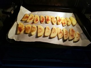 冬季益阳早餐 肉桂苹果,放入烤箱，上下火200度，烤10分钟