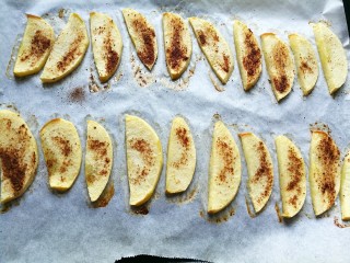 冬季益阳早餐 肉桂苹果,将烤好的肉桂苹果从烤箱中取出