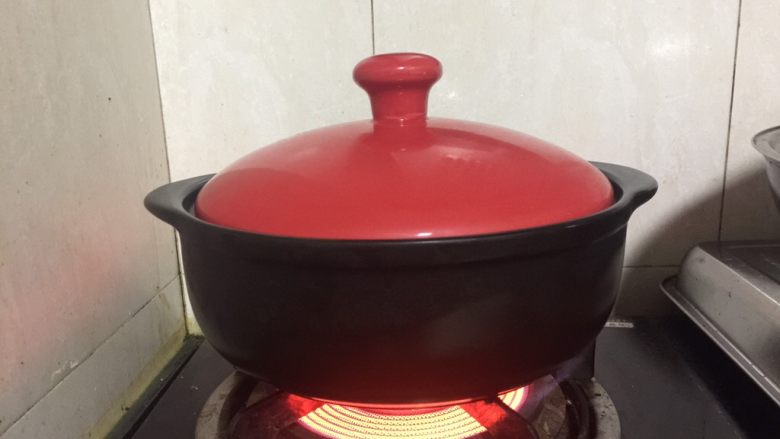 黑乐砂锅烤板栗,盖上盖子，大火猛烤，每三分钟左右，端起砂锅摇一摇（一定戴隔热手套哈，以防烫伤），中途可以打开一次锅盖，放掉水汽。