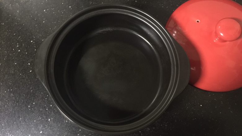 黑乐砂锅烤板栗,黑乐砂锅，用拧干的毛巾擦干净，就可以直接烤了，不要用水洗。