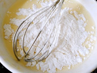牛油果蛋挞,筛入低粉拌匀。