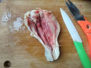 烤鸡腿排,借助剪刀和锋利的小刀，在鸡腿背部一刀剪到底